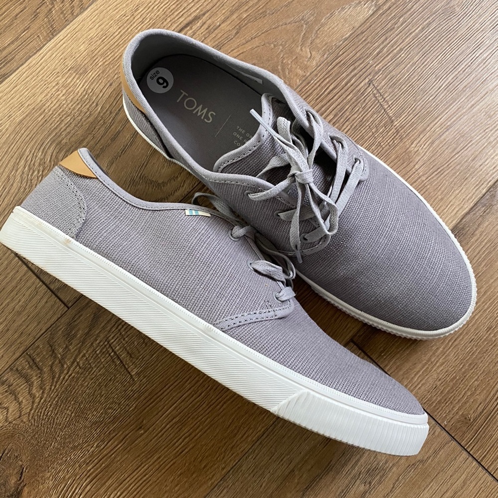 Men’s TOMS gray sneaker size 9 NWOT